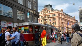 Duhová tramvaj vyzývala Pražany k bezpečnému sexu a pravidelným kontrolám na pohlavně přenosné nemoci