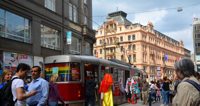 Během Prague Pride vyzývala duhová tramvaj k bezpečnému sexu a pravidelným kontrolám na pohlavně přenosné choroby.