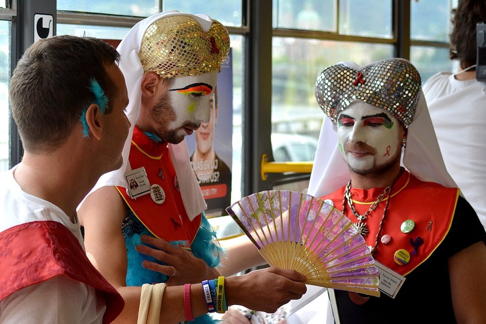Během Prague Pride vyzývala duhová tramvaj k bezpečnému sexu a pravidelným kontrolám na pohlavně přenosné choroby.