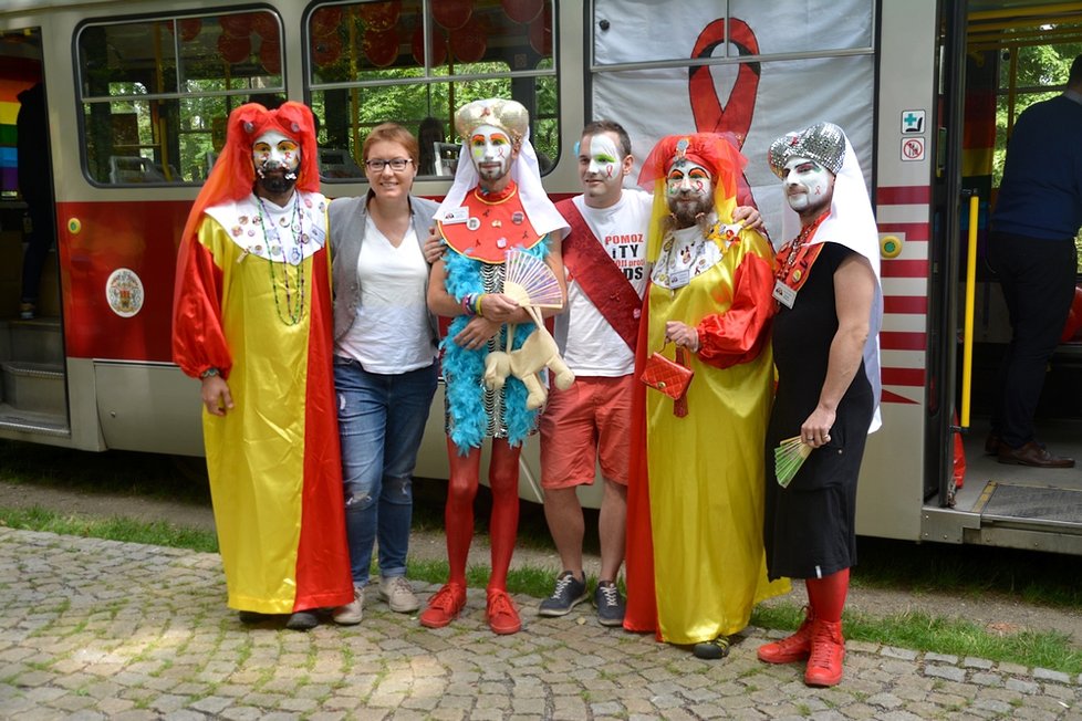 Během Prague Pride vyzývala duhová tramvaj k bezpečnému sexu a pravidelným kontrolám na pohlavně přenosné choroby.