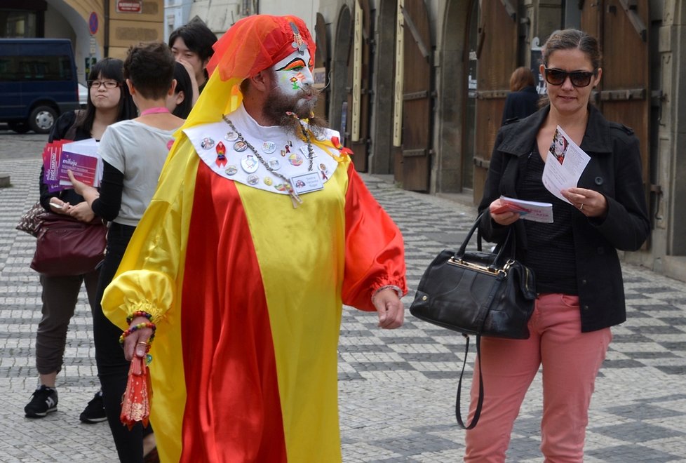 Duhová tramvaj vyzývala Pražany k bezpečnému sexu a pravidelným kontrolám na pohlavně přenosné nemoci.