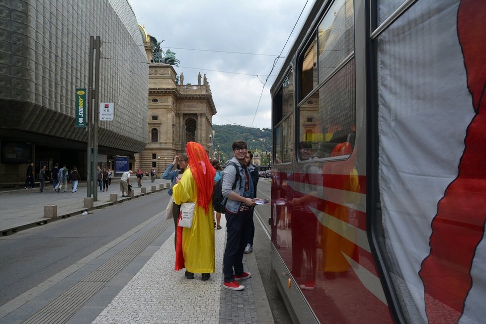 Duhová tramvaj vyzývala Pražany k bezpečnému sexu a pravidelným kontrolám na pohlavně přenosné nemoci.