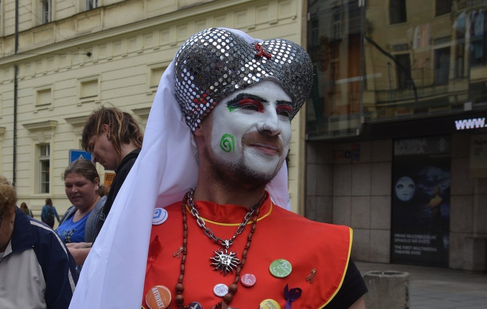 Během Prague Pride vyzývala duhová tramvaj k bezpečnému sexu a pravidelným kontrolám na pohlavně přenosné choroby.