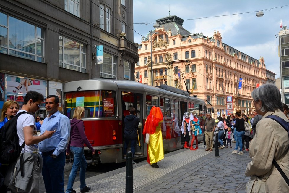 Duhová tramvaj vyzývala Pražany k bezpečnému sexu a pravidelným kontrolám na pohlavně přenosné nemoci.