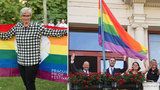 Kalousek se zastal Prague Pride. Šlechtová vytáhla duhovou vlajku, Duka pobouřil