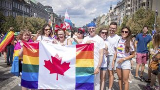 Duhové ambasády? Pražští diplomaté z 11 zemí se zúčastní pochodu Prague Pride