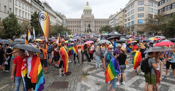 Můj muž se omylem připletl k Prague Pride a teď je z něho homosexuál, stěžovala si žena a podala žalobu