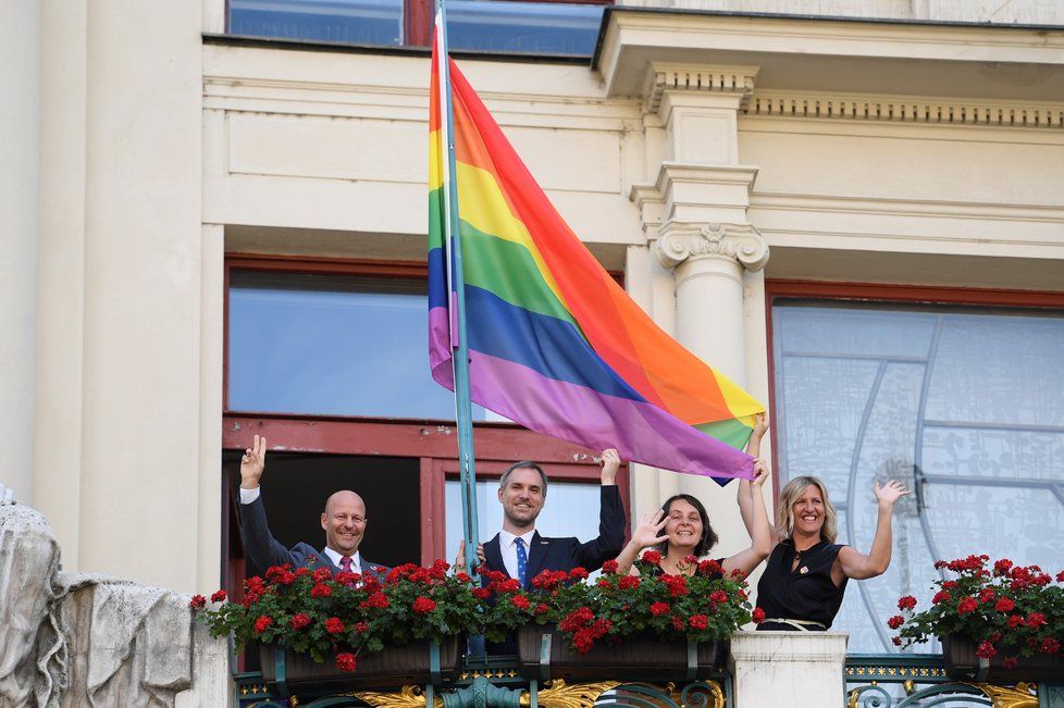 Na magistrátu vlála duhová vlajka na podporu festivalu Prague Pride. (05.08.2019)