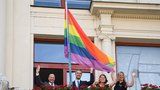 Festival Prague Pride začíná: Na radnici visí duhová vlajka, barevně se rozzáří i Petřínská rozhledna