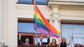 Na magistrátu vyvěsili 3. srpna duhovou vlajku na podporu festivalu Prague Pride. (foto z roku 2019)