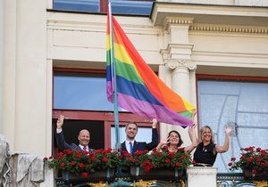 Na magistrátu vyvěsili 3. srpna duhovou vlajku na podporu festivalu Prague Pride. (foto z roku 2019)