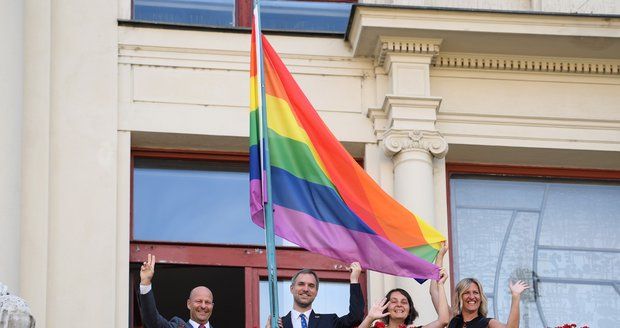 Festival Prague Pride začíná: Na radnici visí duhová vlajka, barevně se rozzáří i Petřínská rozhledna