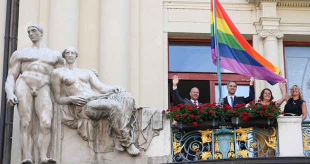 Na magistrátu vyvěsili 3. srpna duhovou vlajku na podporu festivalu Prague Pride. (foto z roku 2019)