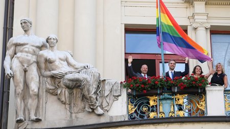Na magistrátu vyvěsili 5. srpna duhovou vlajku na podporu festivalu Prague Pride.