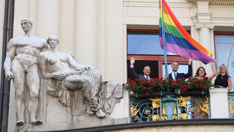 Na magistrátu vlála duhová vlajka na podporu festivalu Prague Pride. (05.08.2019)