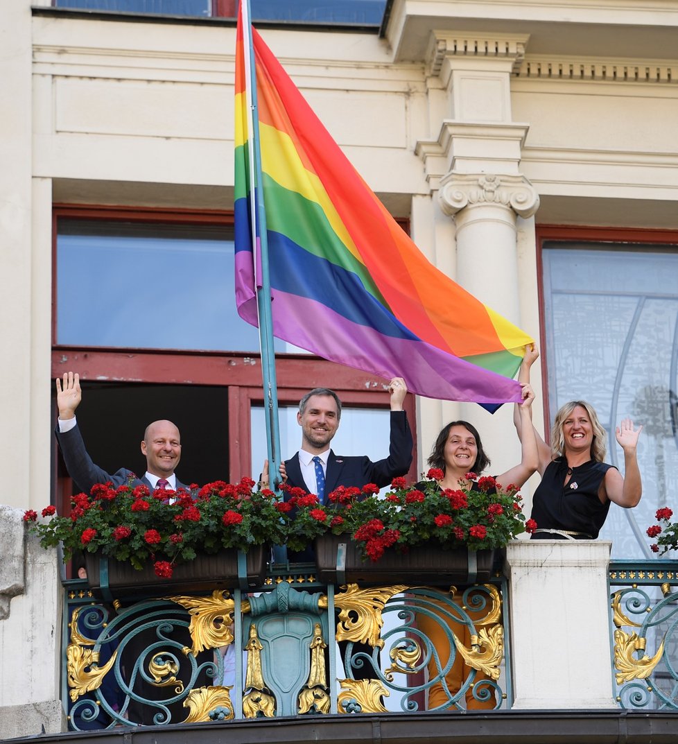 Na magistrátu vlála duhová vlajka na podporu festivalu Prague Pride. (05.08.2019)