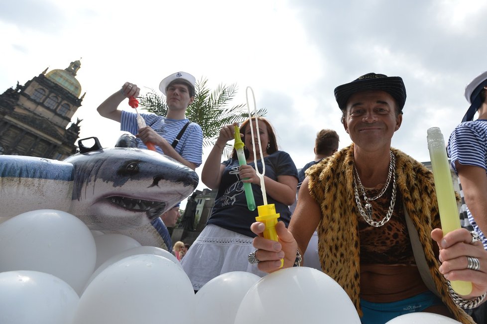 Účastníci pochodu jsou vybaveni balónky, bublifuky a dalšími rekvizitami