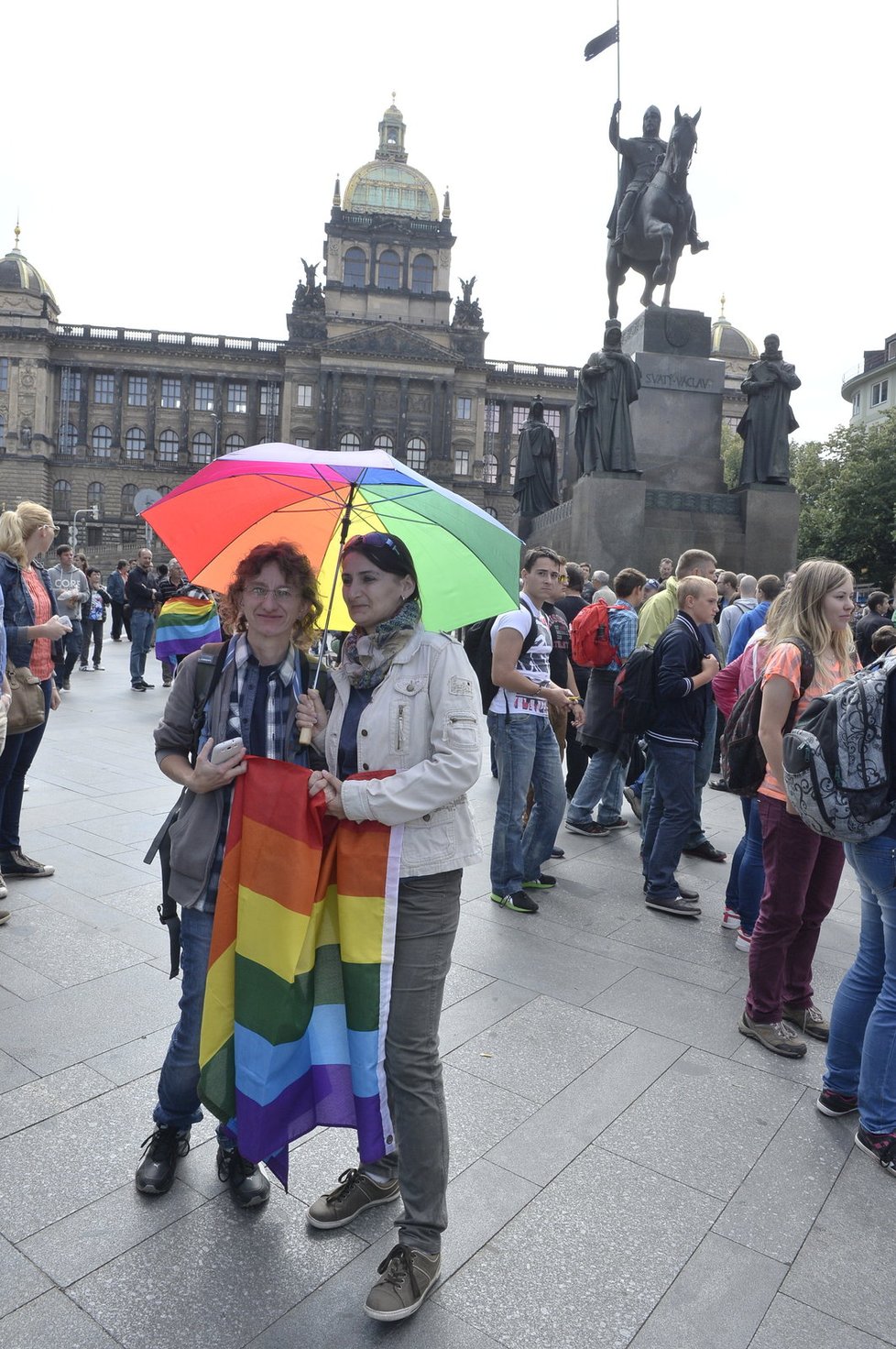 Předpověď počasí Prague Pride původně moc nepřála a hrozila deštěm a tak se mnozí vybavili duhovými deštníky