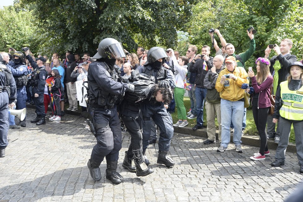 Policisté v souvislosti s pochodem zadrželi několik lidí