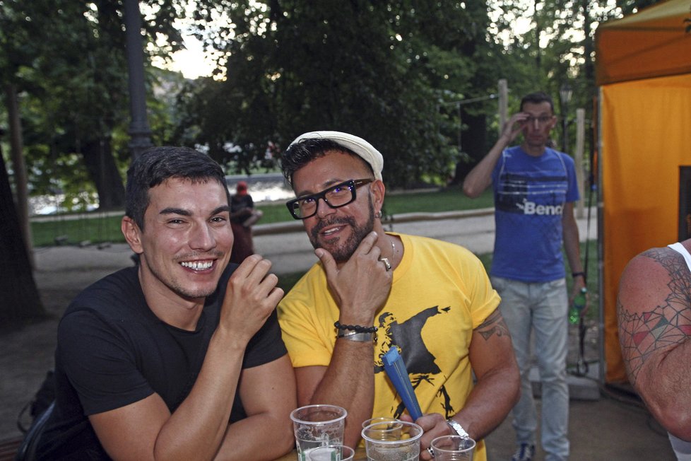 Návrhář Osmany Laffita s kamarády na Prague Pride