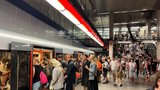 Hlava na hlavě a nadšený ryk: V Letňanech vystoupili Maroon 5 a Gwen Stefani. Metro sotva stíhalo
