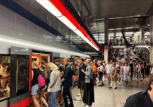 Metro v Letňanech tak tak stíhalo odvézt všechny diváky koncertu Prague rocks. (21. červen 2023)