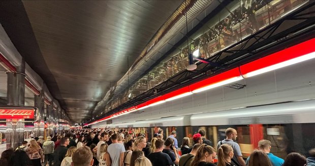 Metro v Letňanech tak tak stíhalo odvézt všechny diváky koncertu Prague rocks. (21. červen 2023)