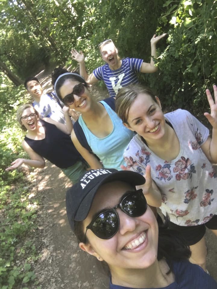 Všechny tři dívky pohromadě se svými přáteli. Mary je druhá v pořadí na fotografii, Katherine v černém tričku a Bailey v modrém stojí vedle sebe.