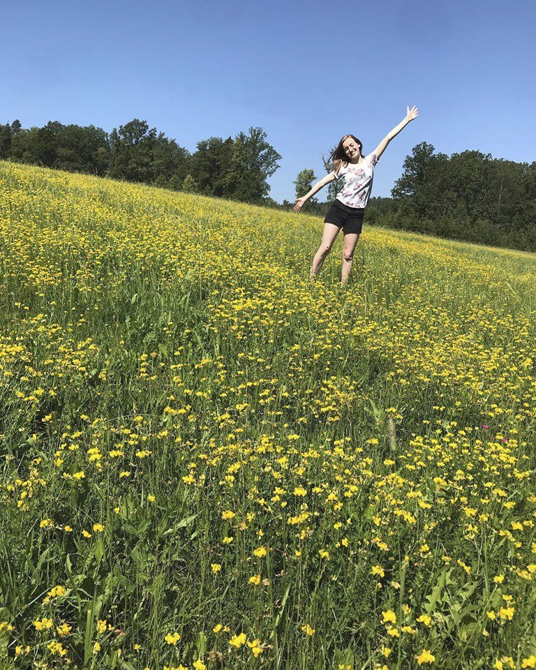 Takhle si Mary vychutnávala krásy českých luhů a hájů.