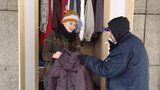 Bezdomovci Karlovi (59) byla zima: Teplé oblečení sehnal ve skříni u Národního divadla