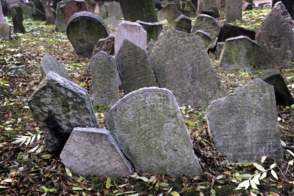 Náhrobky na Starém židovském hřbitově