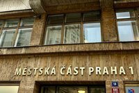 Chaos kolem izraelské vlajky na radnici Prahy 1: Aktivisté ji nahradili palestinskou! Vydávali se i za starostku
