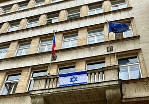 Radnice Prahy 1 vyvěsila izraelskou vlajku krátce po vypuknutí konfliktu už v roce 2023.