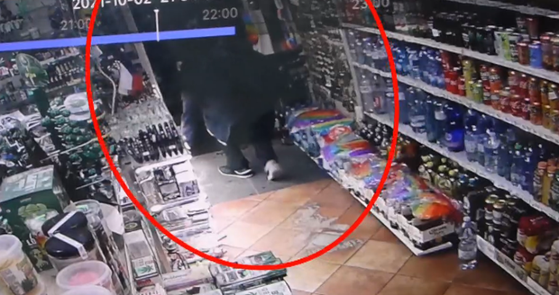 Muž ukradl v obchodě matrjošku, s prodavačem se pak porvali.