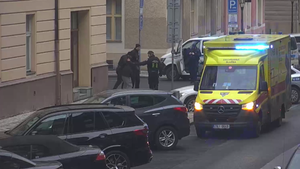 Dotěrný agresor (27) zaútočil na muže v centru Prahy. Nabančil i strážníkovi, skončil v poutech