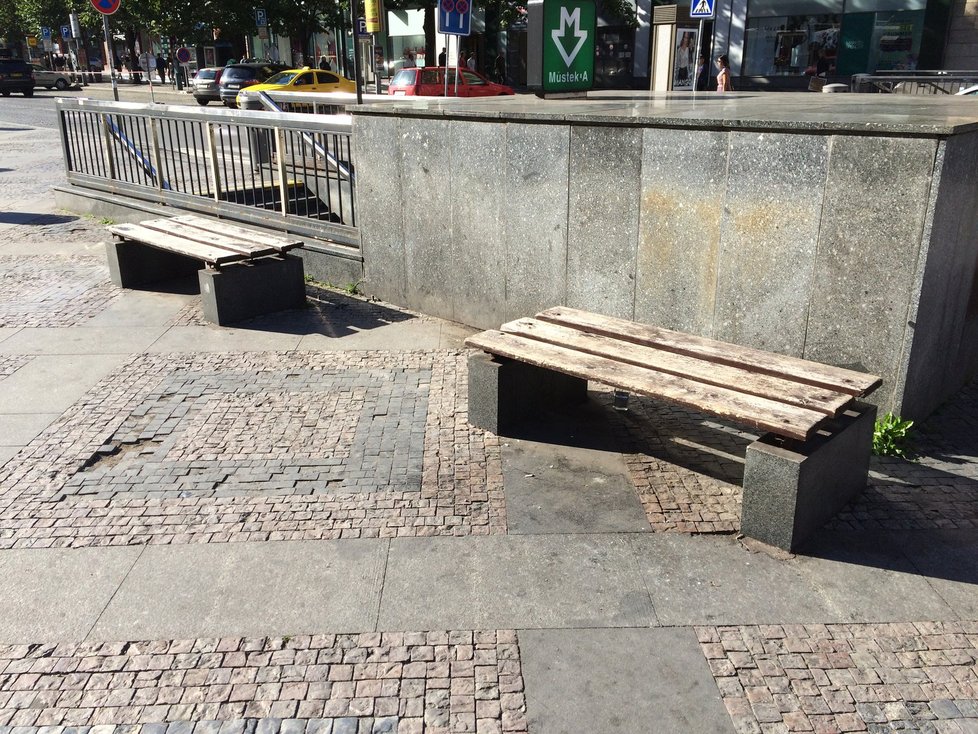 Lavičky na Václavském náměstí by si zasloužily kvalitnější a modernější vzhled.