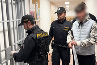 Muž (32) v Praze 10 ohrožoval nožem vlastní babičku! Chtěl peníze