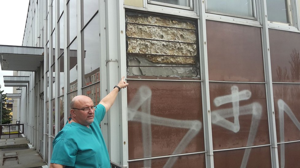 MUDr. Jiří Holubář ukazuje Blesku část, kde je možné vidět zdraví nebezpečný azbest