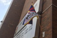 Po roční pauze na radnici ve Vršovicích visí tibetská vlajka