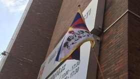 Vlajka pro Tibet na budově radnice ve Vršovicích