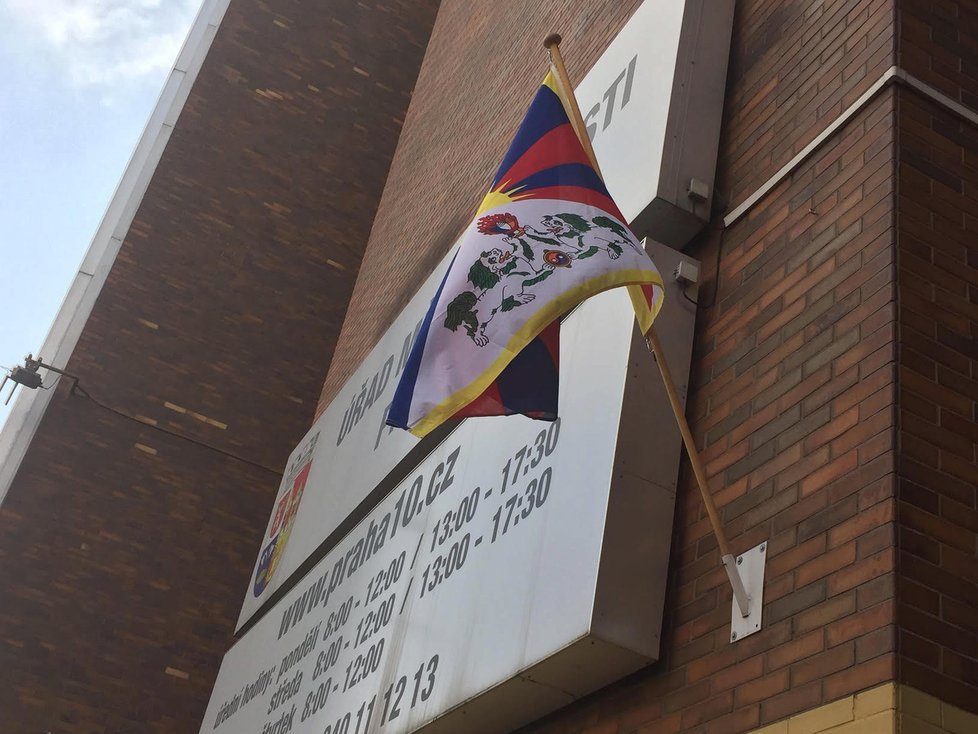 Vlajka pro Tibet na budově radnice ve Vršovicích