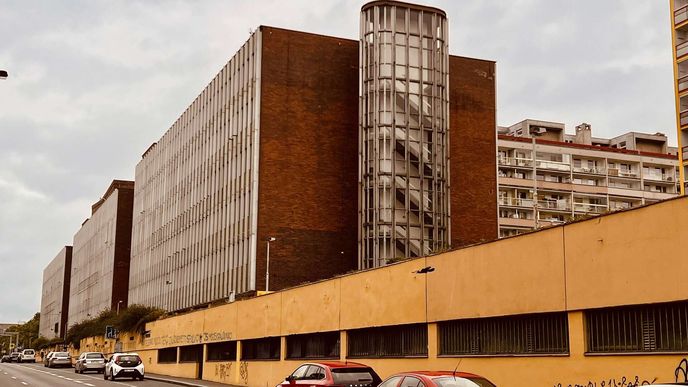 Administrativní budova Vlasta, kde sídlila radnice Prahy 10 Administrativní budova Vlasta, kde sídlila radnice Prahy 10