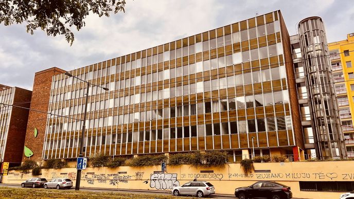 Administrativní budova Vlasta, kde sídlila radnice Prahy 10 Administrativní budova Vlasta, kde sídlila radnice Prahy 10