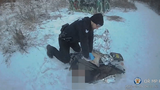 Boj o život v Praze 13: Strážníci resuscitovali polonahého muže, zmrzlé oblečení museli rozřezat