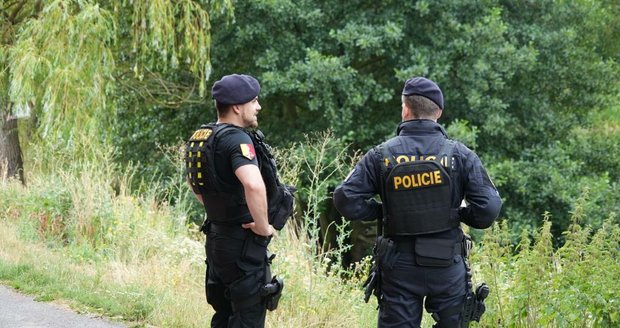 Na okraji Nepomuckého rybníka v pražských Stodůlkách byl nalezen mrtvý muž.