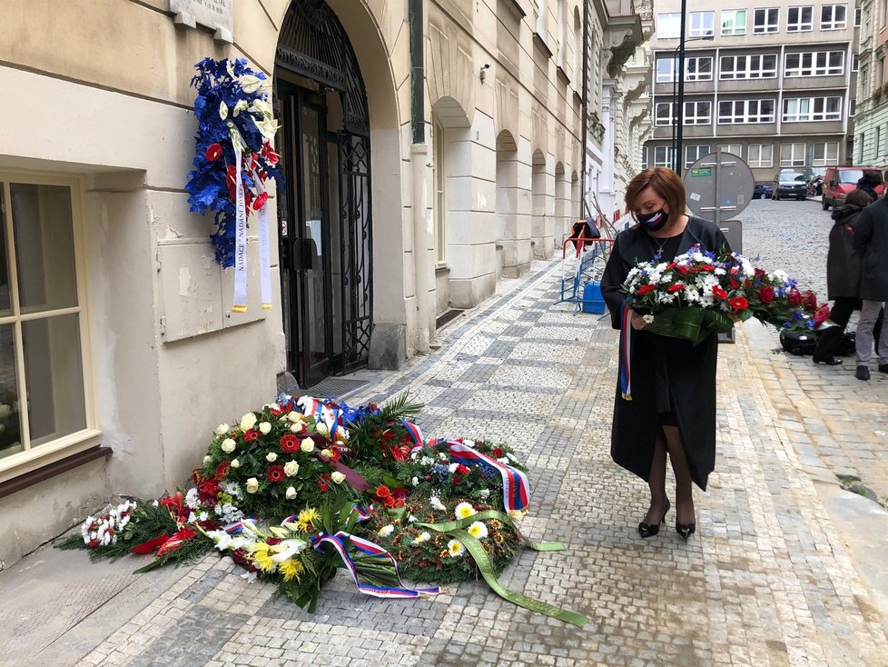 U Hlávkovy koleje se ráno 17. listopadu sešli zástupci Karlovy univerzity a vrcholní politici.