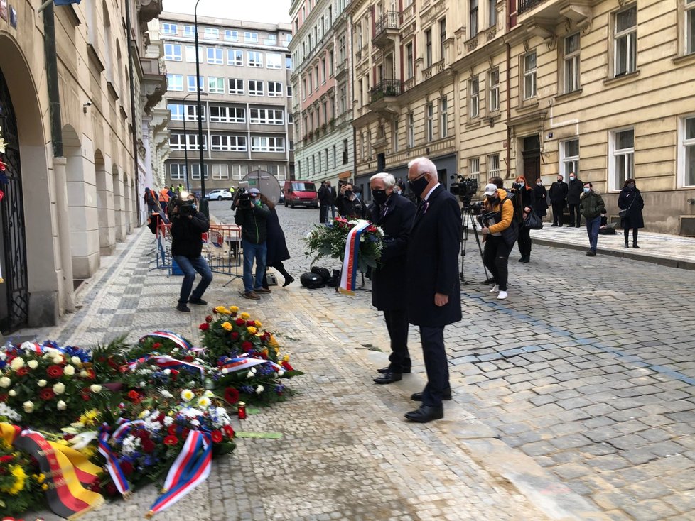 U Hlávkovy koleje se ráno 17. listopadu sešli zástupci Karlovy univerzity a vrcholní politici.