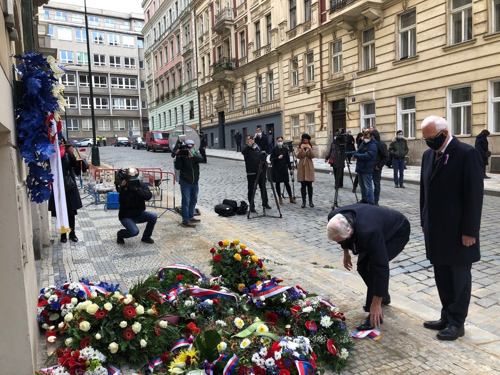 U Hlávkovy koleje se ráno 17. listopadu sešli zástupci Karlovy univerzity a vrcholní politici.