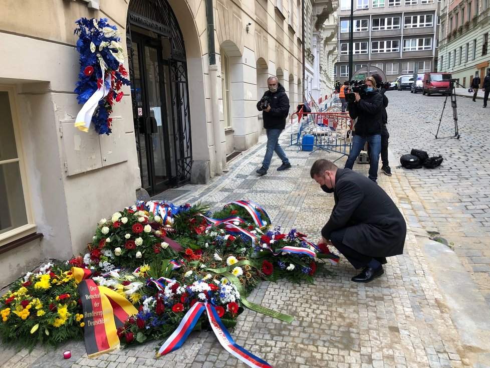 U Hlávkovy koleje se ráno 17. listopadu sešli zástupci Karlovy univerzity a vrcholní politici.