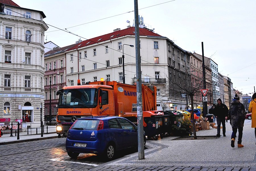 Nevyhazujte stromky z oken! Praha 2 prosí občany, aby je vynesli po schodech před dům.